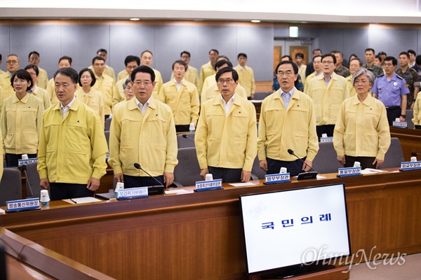  (왼쪽부터) 박능후 보건복지부 장관, 김영록 농림축산식품부 장관, 박상기 법무부 장관, 조명균 통일부 장관, 강경화 외교부 장관이 2일 오후 정부서울청사에서 열린 을지연습 준비 보고회회의에 참석해 국민의례를 하고 있다. 