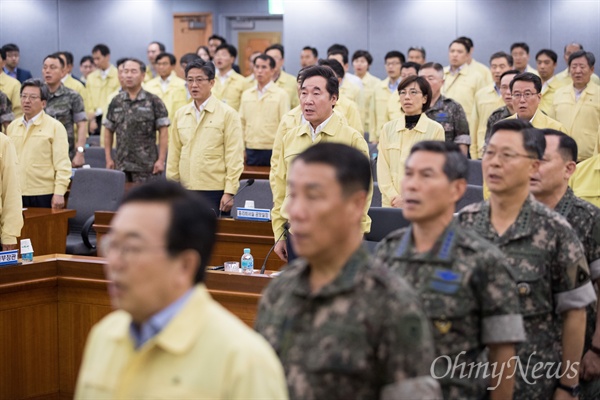  이낙연 국무총리와 각 부처 장차관, 지방자치 단체장등이 참석한 2일 오후 정부서울청사에서 열린 을지연습 준비 보고회의에서 국민의례를 하고 있다.