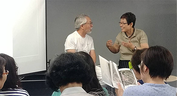 도쿄 진보쵸에서 열린 『모던인천 시리즈 1』출간 설명회에서 도미이 마사노리 교수(왼쪽)와 도다 이쿠코 대표의 모습 