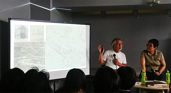 
1930년대 서울과 인천이 지도로 그려진 상황을 설명하는 도미이 교수 
