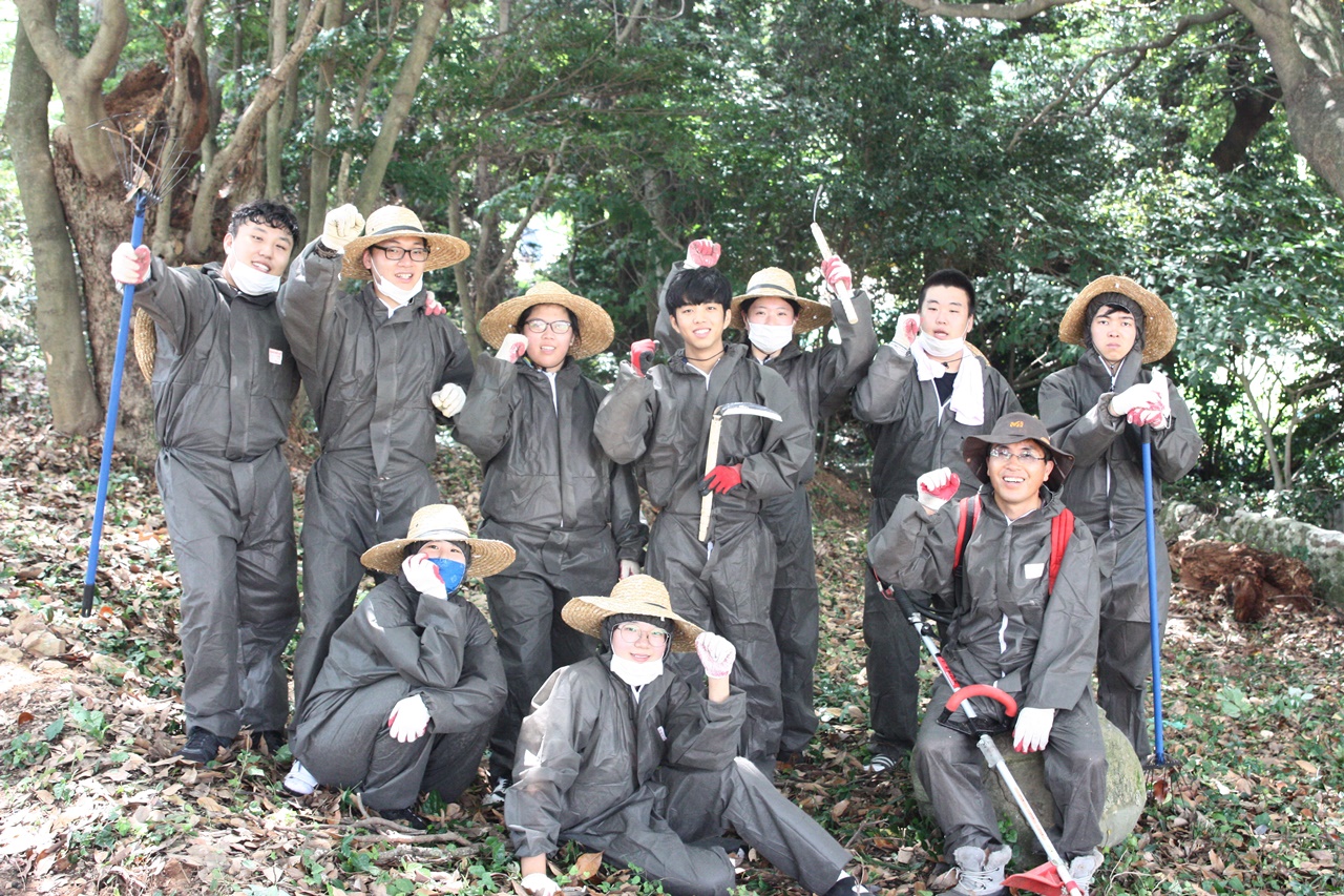 당산에서 숲가꾸기 자원봉사 활동중인 학생들의 모습