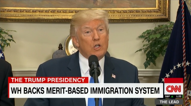 도널드 트럼프 미국 대통령의 새 이민정책 발표를 보도하는 CNN 뉴스 갈무리.