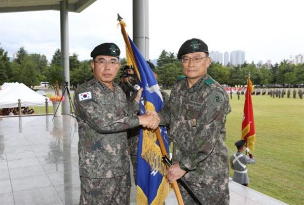 2015년 9월, 김요환 육군참모총장이 박찬주 신임 2작전사령관(오른쪽)에게 부대기를 이양하고 있다. 박 대장은 대장 승진과 동시에 2작전사령관으로 임명됐다.