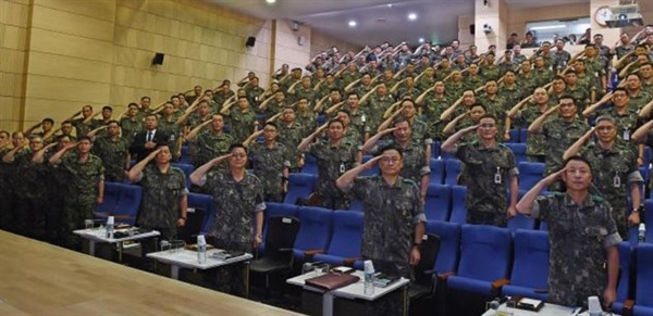 박찬주 대장(앞줄 오른쪽 두번째)이 2016년 전반기 육군 주요지휘관회의 참석자들이 국민의례를 하고 있다. 