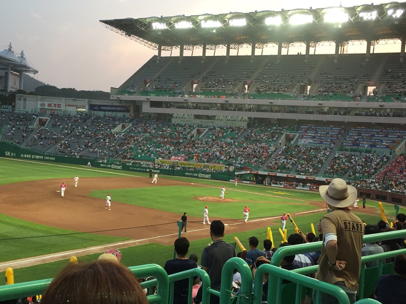 경기 내내 서 있어야 하는 아르바이트생은 수시로 허리를 두드렸다.