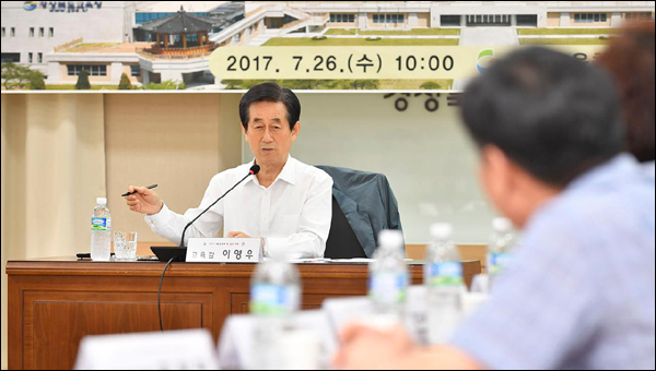 지난달 26일 경북교육청에서 이영우 교육감이 일반직 공무원과 대화하고 있는 모습.