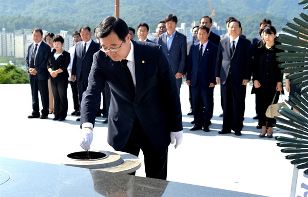  더불어민주당 경남도당 민홍철 위원장 직무대행이 3일 오전 국립13.15민주묘지를 찾아 참배했다.