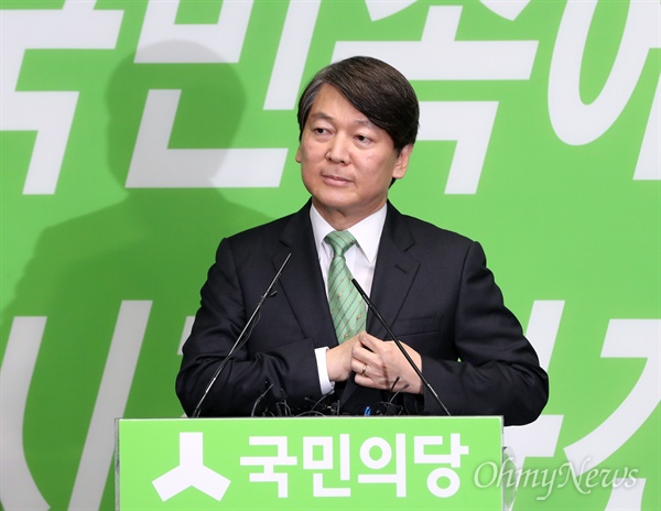 국민의당 안철수 전 대표가 3일 오후 서울 여의도 당사에서 기자회견을 열고 8.27 전당대회 출마 선언을 하고 있다. 