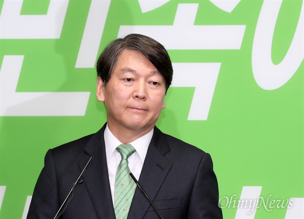 국민의당 안철수 전 대표가 지난 3일 오후 서울 여의도 당사에서 기자회견을 열고 8.27 전당대회 출마 선언을 하고 있다.