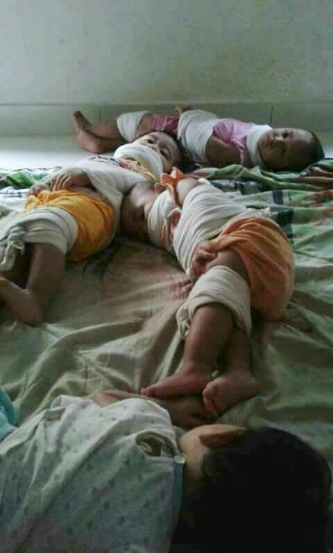 현지 개인인터넷뉴스방송국인 SUN TVHD가 자체 공식 페이스북에 올린, 어린이 납치 현장 사진. 이 사진이 캄보디아 전역을 분노와 충격에 빠뜨렸지만, 이 사진의 정확한 출처는 불분명하다. 
