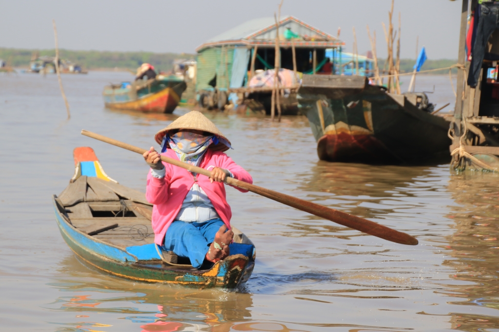 내전과 탄압을 피해 수십년 전 캄보디아로 들어와 톤레삽 호수주변에서 살고 있는 베트남 이주민의 모습.  최근 유권자 신원확인검색이 강화되면서 이들은 선거권마져 잃게 됐다. 