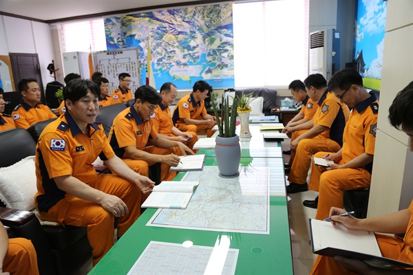 창원소방본부는 태풍 '노루'의 북상에 대비해 대책회의를 열었다.
