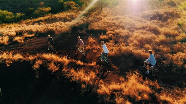 위너 위너가 8월 4일 < OUR TWENTY FOR >를 발표하며 컴백했다. 타이틀곡은 '럽미럽미'와 '아일랜드' 두 곡이다. 컴백을 기념해 이날 오전 서울 여의도CGV에서 기자간담회를 열었다.