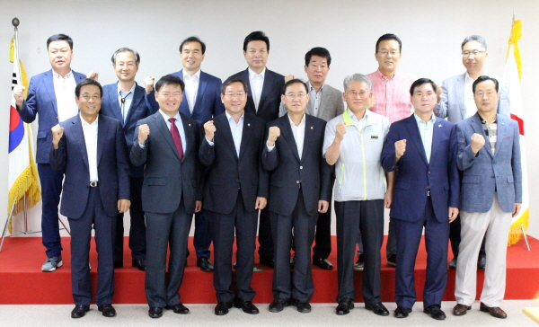 자유한국당 인천시당. 자유한국당 인천시당은 오늘(4일) 운영위원회를 열고 민경욱 국회의원(앞줄 왼쪽 두번째)을 신임 시당 위원장으로 만장일치 선출했다.