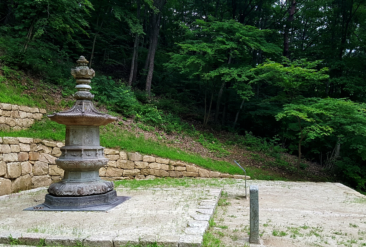 연곡사 북승탑. 네모난 바닥돌에 세워진 팔각형의 승탑이다. 현각선사의 승탑으로 추정되고 있다. 국보 제54호로 지정돼 있다.