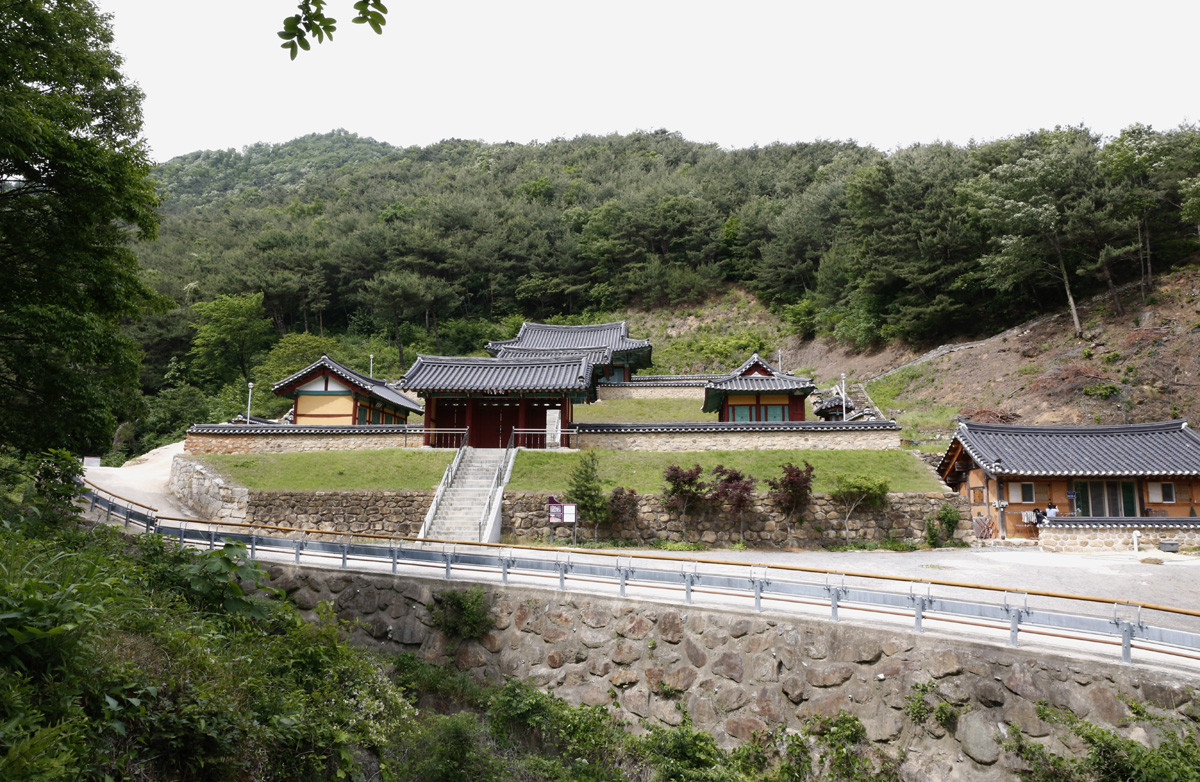  섬진강변의 석주관. 정유재란 때 순절한 의사와 승병·의병을 추모하는 공간으로 쓰이고 있다. 사적으로 지정돼 있다.