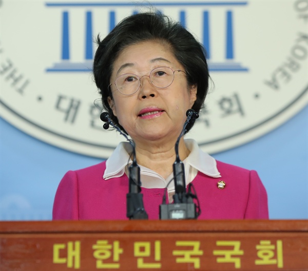 자유한국당 이은재 의원이 지난 8월 4일 오전 국회 정론관에서 정부의 8·2 부동산 정책 관련 성명서 발표 기자회견을 하고 있다.