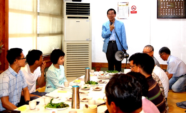 박원순 서울시장이 여름 휴가차 4일 경남 진주를 찾아 한 식당에서 지역인사들과 만나 이야기를 나누었다.