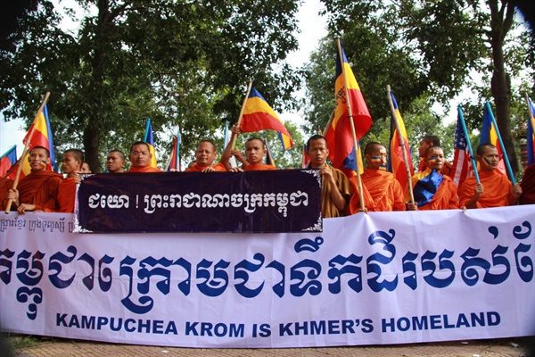 지금은 베트남 영토가 된 캄푸치아크롬 땅을 되찾기 위한 시위에 나선 캄보디아 승려들의 모습 