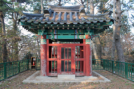 정운은 다대포 전투에서 순절했다. 부산 다대포 몰운대 끝에 세워져 있는 '정운 순의비'는 군사 시설 안에 있기 때문에 불쑥 찾아가서는 볼 수가 없다. 