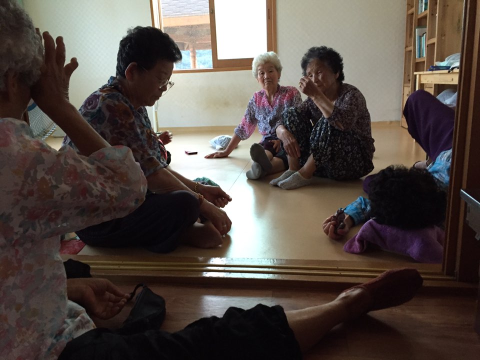 지난 1일 경북 청도군 각북면 삼평1리 송전탑 반대 할머니들이 마을 경로회관에 모여 있다.