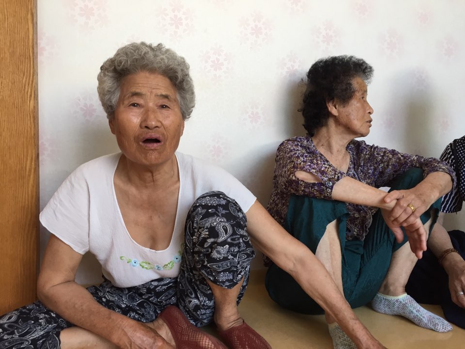 지난 1일 경북 청도군 각북면 삼평1리, 송전탑 반대 주민 조봉연, 이외생 할머니가 경로회관에 앉아서 말하고 있다.