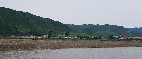 중국 도문 두만강에서 본 북한의 산과 건물이다.