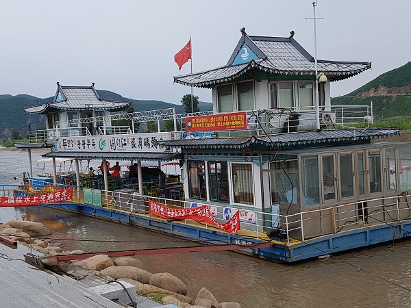 두만강 부두 조각배 보트를 탈수 있는 두만강 부두 선착장이다.