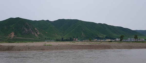 북한 남양시의 산과 건물이다. 