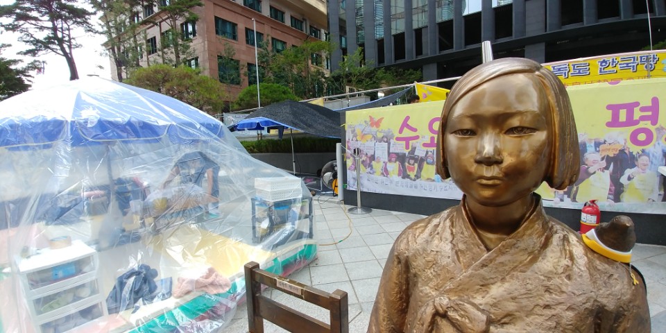서울 종로구에 있는 위안부소녀상과 소녀상을 지키는 농성장 모습 