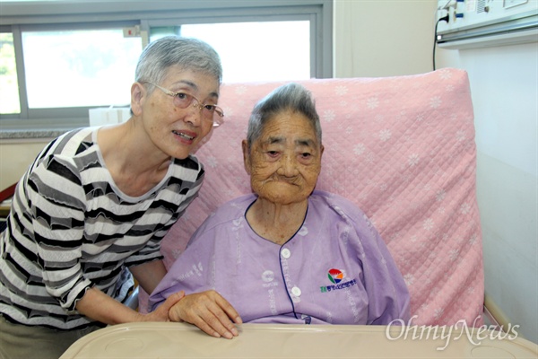 <버마전선 일본군 위안부 문옥주> 저자 모리카와 마치코 작가가 5일 통영노인전문병원에 입원해 있는 일본군위안부 피해자 김복득(98) 할머니를 찾아 손을 잡았다.