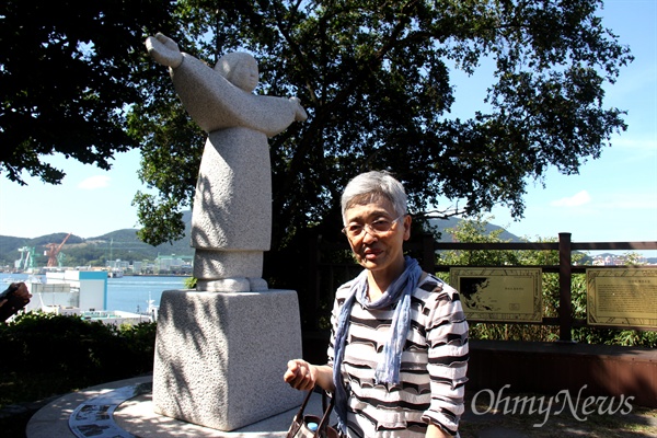 <버마전선 일본군 위안부 문옥주> 저자 모리카와 마치코 작가가 5일 통영 남망산에 있는 일본군위안부 피해자를 기리는 조형물인 '정의비'를 찾았다.