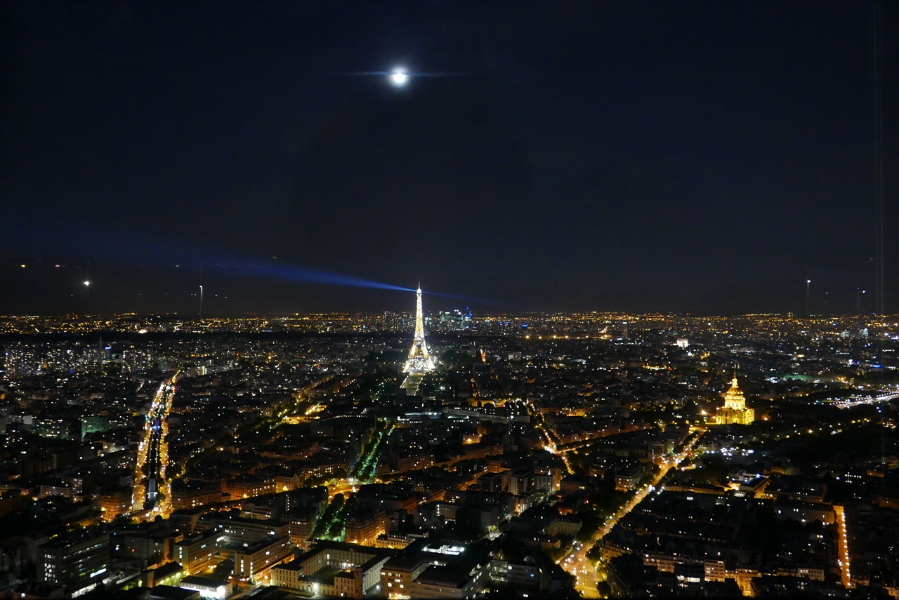 순례의 시작점인 프랑스 바욘으로 출발하기 전날 밤, 몽파르나스 타워 꼭대기에서 본 파리 전경. 파리의 유혹을 떨치고 곧바로 순례 시작점인 바욘으로 직행했다.