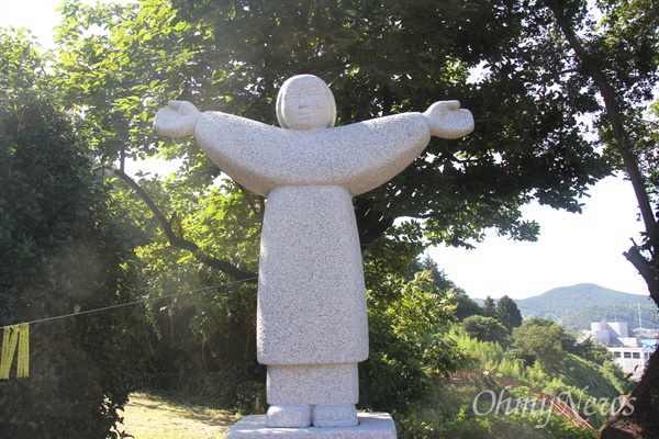 통영 남망산공원에 있는 일본군 위안부 피해자를 기리는 조형물인 '정의비'.