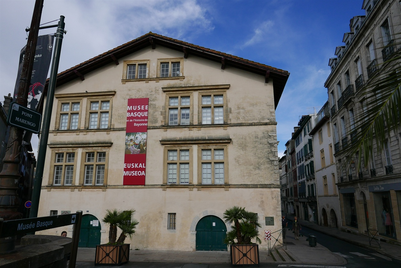 박물관으로 쓰고 있는 17세기 수녀원 건물 자체가 프랑스 국가 문화재로 지정돼 있는 곳이다.