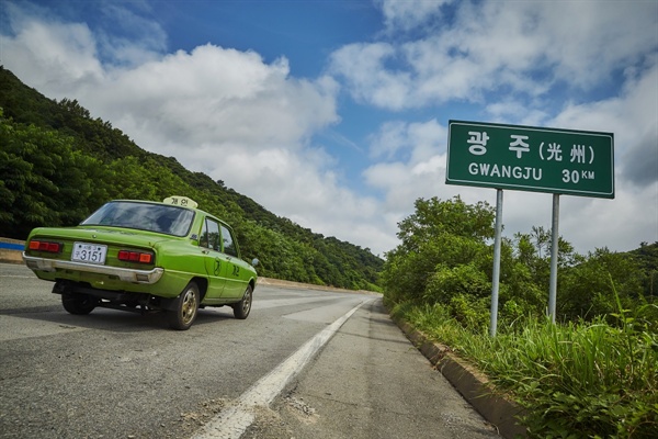  택시운전사 김만섭은 우연히 1980년 5월 광주로 들어간다. 그는 그곳 상황을 견디지 못하고 발을 빼려 한다. 