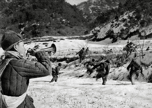 한국전쟁(항미원조전쟁)에 참전한 중국군으로 횡성전투에서 삼국지에 나오는 고전 수법으로 나팔을 불면서 유엔군을 공격하고 있다.