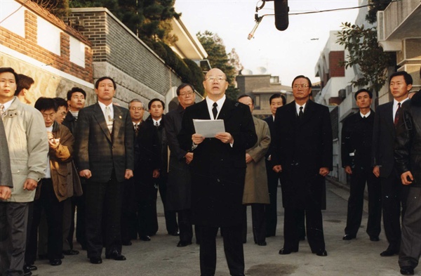 전두환 전 대통령이 지난 1995년 12월 2일 연희동 자택 앞에서 이른바 골목성명을 발표하고 있다.
