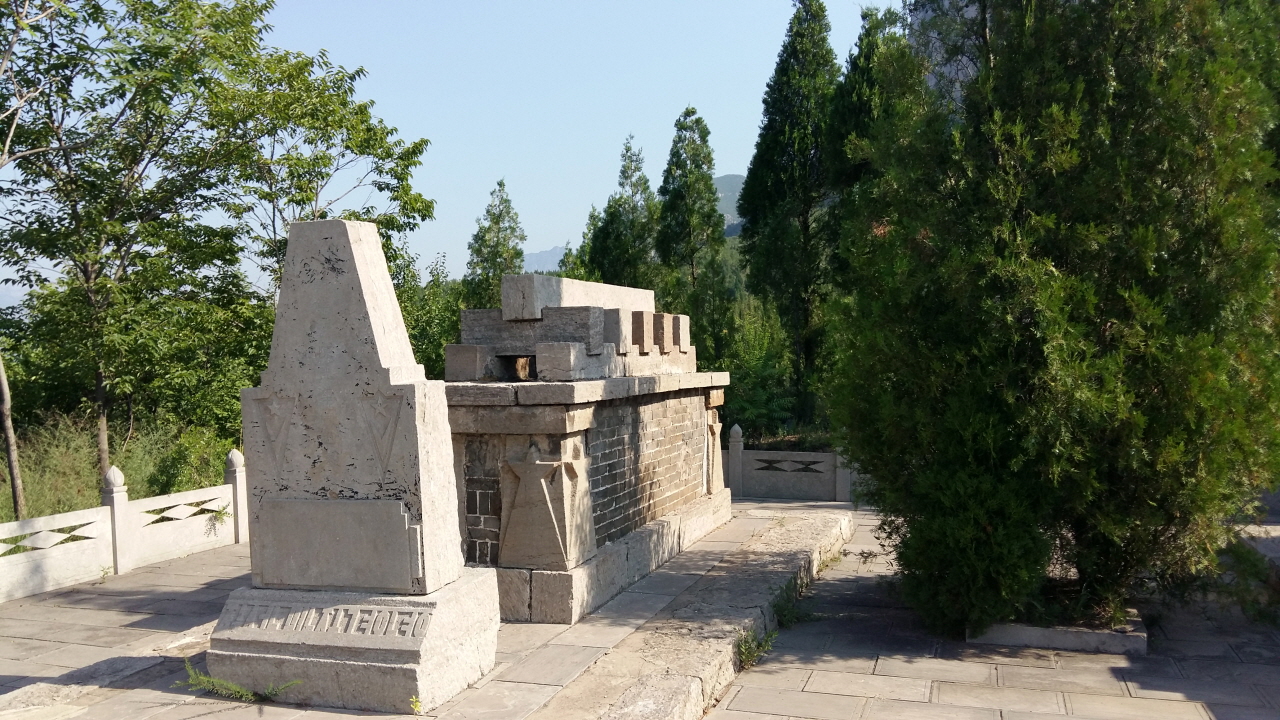2개의 묘소 중 왼편에 있는 진광화 열사의 초장지 묘소이다. 1942년 조성된 것으로 현재는 가묘이다.  돌과 대리석으로 우람하게 조성된 모습으로 중국인들이 얼마나 열사을 애통히 여겼는지 엿볼 수 있다. 
