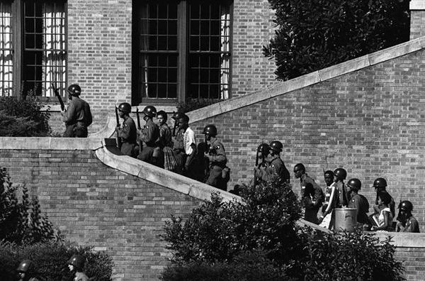 아이젠하워는 인종 분리 철폐에 미온적이었다는 평을 받지만, 리틀록에 대한 대응만큼은 강경했다. 연방군 101공수사단을 투입하여 흑인 학생들의 등굣길을 지킨 것이다. 