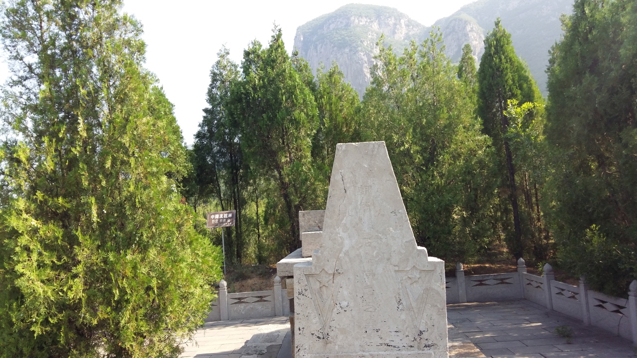 2개의 묘소 중 오른쪽이 석정 윤세주 열사의 초장지 묘이다. 대리석에는 희미하게 보이지만 '조선혁명열사 석정 동지의 묘'라고 한문으로 새겨져 있다. 