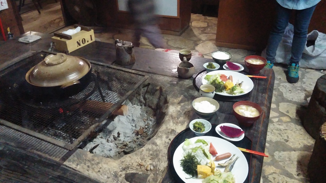 오키나와 최북단에 있는 작은 마을 '오쿠'의 민숙(민박)에서 제공하는 아침식사