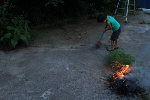 저녁에 모깃불을 태울 적에 마당을 쓸어서 가랑잎이며 부스러기를 함께 태운다. 두 아이 모두 비돌이 비순이가 되어 준다.