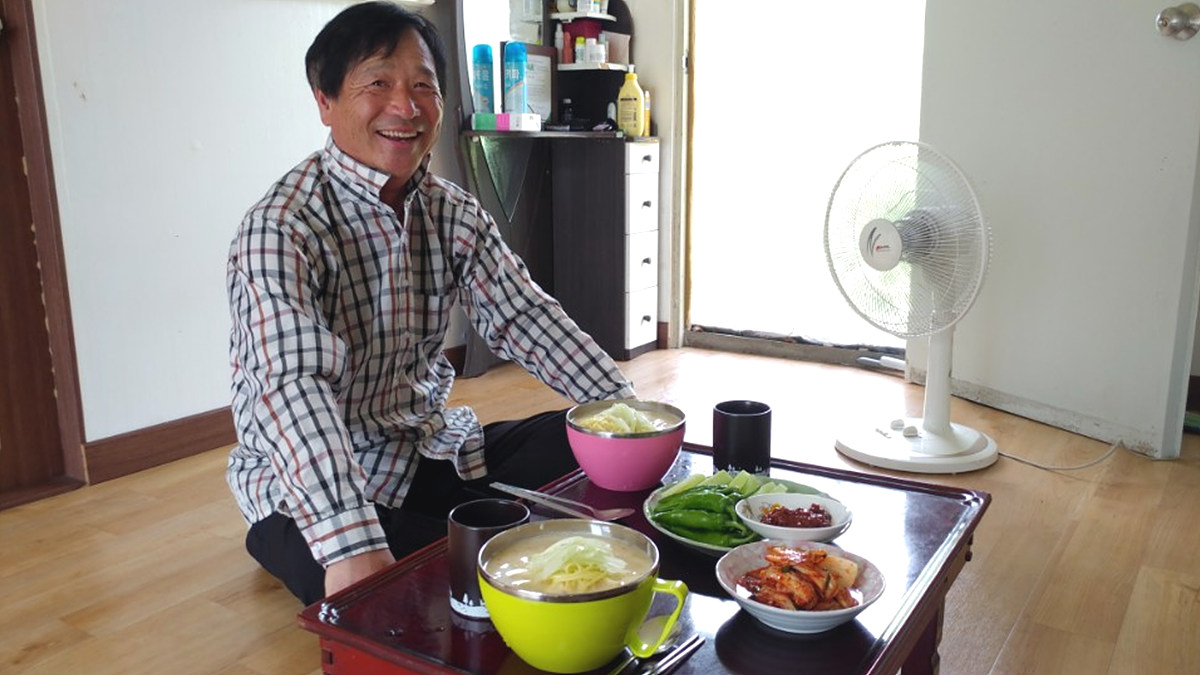  폭염을 식혀주는 황토흙집에서 콩국수로 허기를 달래고 더위를 식힌다. 손삼식씨는 이 흙집에서 나고 자라 도시로 떠났다가 연어처럼 돌아왔다.