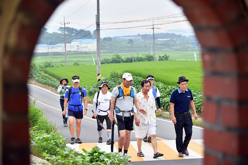 김형도 의장이 마을주민과 이야기를 나누며 걷고 있다.