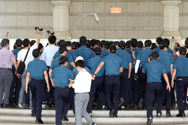 박영수 특검에게 물병 던지는 박근혜 지지자 박영수 특별검사가 7일 오후 서초구 서울중앙지방법원에서 열린 이재용 삼성전자 부회장의 결심 공판에 출석하기 위해 법원으로 들어서자 박근혜 전 대통령 지지자들이 박 특검에게 생수병을 던지고 있다