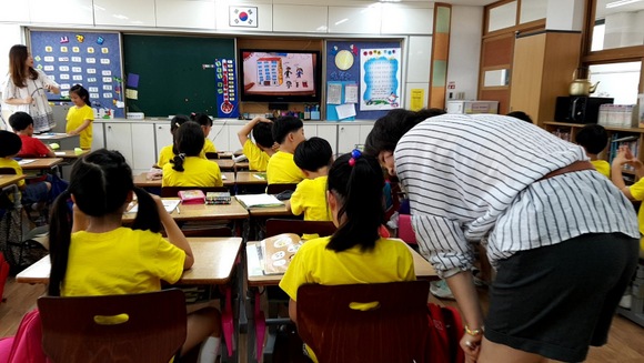 올해 5월, 서울의 한 초등학교에서 협력교사제 수업을 벌이고 있다. 