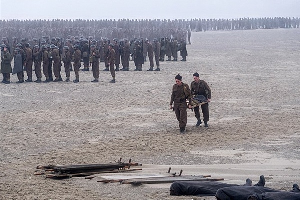 <덩케르크> 덩케르크 해변에 늘어선 영국 병사들. 영화는 끝까지 병사들의 이름을 제대로 불러주지 않는다.