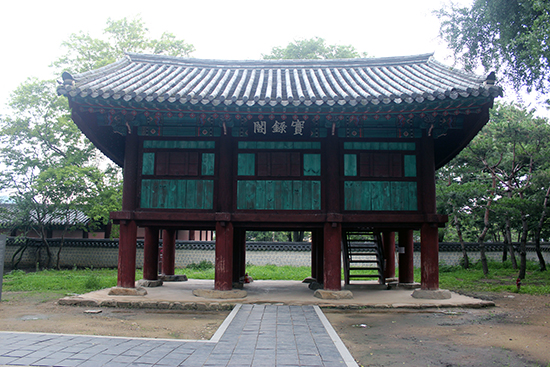 임진왜란 당시 전주 경기전 내 '전주 사고'에 보관되었던 실록만 불에 타지 않았다. 서울, 충주, 성주 사고의 실록은 불에 타서 없어졌다. <조선왕조실록>은 현재 세계기록유산이다. 전주 사고의 실록이 임란 때 잘 지켜낸 분들이 없었다면 우리나라, 아니 인류사회는 세계기록유산 하나를 잃었을 것이다. 사진은 전주 사고를 복원하여 실록 관련 전시물들을 보여주는 경기전 내 '실록전' 건물이다. 