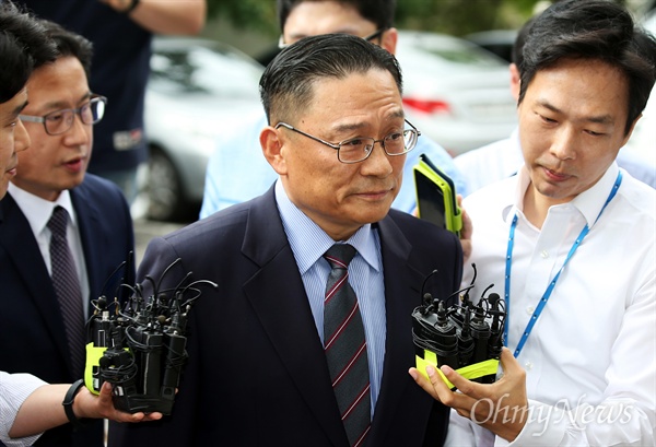  2017년 8월 8일 박찬주 당시 육군 제2작전사령관(대장)이 '공관병 갑질 의혹'으로 서울 용산구 국방부 검찰단에 피의자 신분으로 출석하고 있는 모습. 